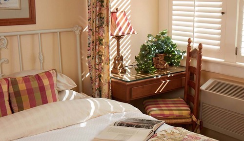Lodge Room 8