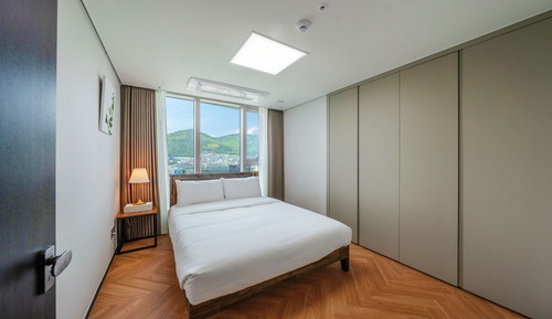 Executive Suite (B)