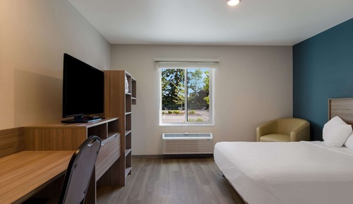 Suite, 1 Queen Bed, Accessible, Non Smoking (Roll-in Shower)