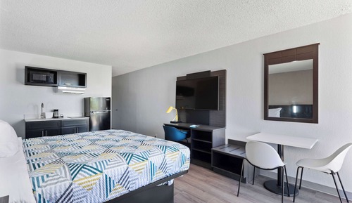 Standard Room, 1 King Bed, Non Smoking, Kitchenette