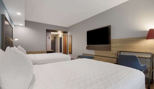 Room, 2 Queen Beds (Bench)