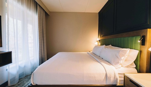 Suite, 1 King Bed, Accessible (Hearing)