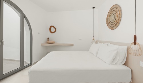 Honeymoon suite with private pool, interior hot tub & Sea View