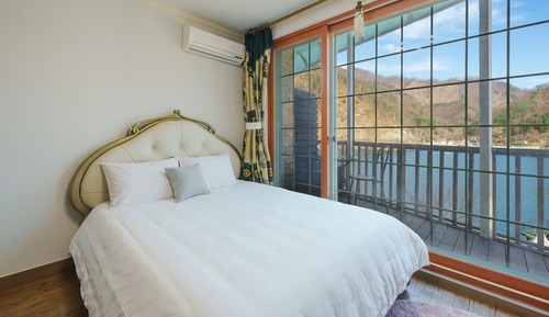 Basic Room, 1 Bedroom (Jinjubit(river view))