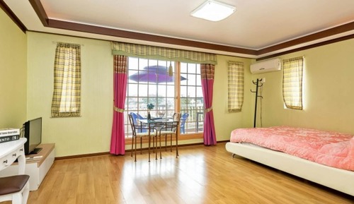 Room (Room 201)
