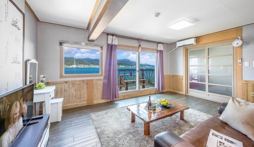 Room (302 Balsam)