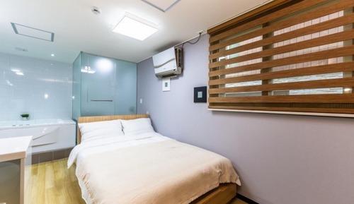 Room (Modern 102 (Spa Private BBQ))