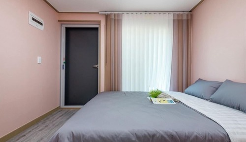 Room (Rose)