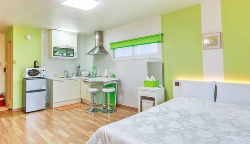 Room (Green Kiwi)