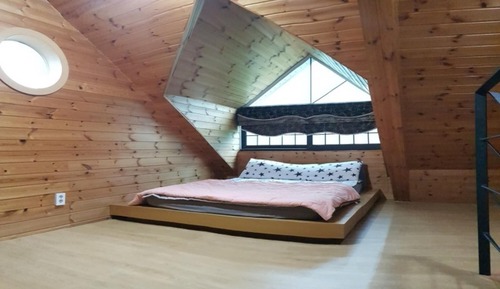 Room (Selfless (Duplex))