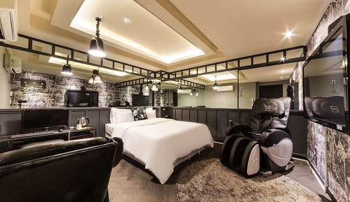 Room (Suite (massage chair Netflix viewing )
