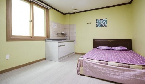 Room (Room 201 bed studio)