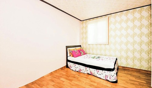 Room (Rose)