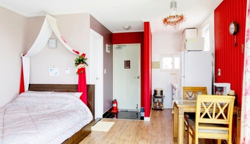 Room (Room 202)