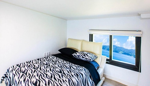 Room (302 (multiple floors))