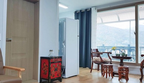 Room (Spring)