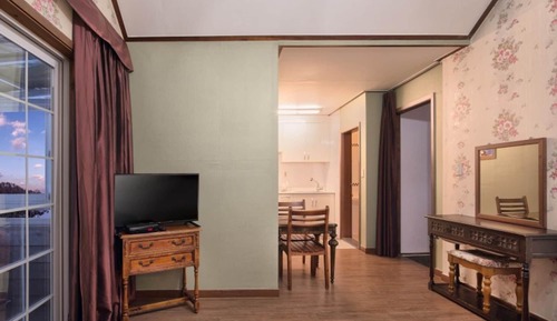 Room (ST room 202)