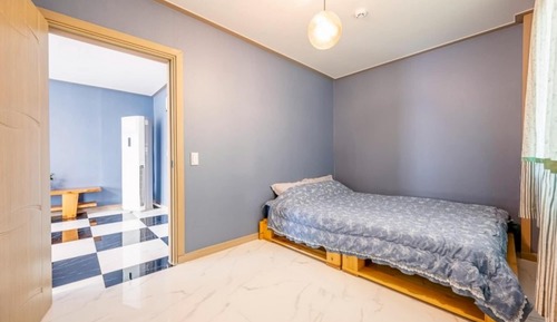 Room (Room 101 (Group Family Room))