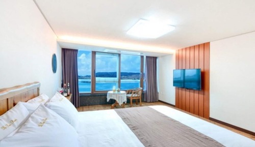Room (Room 503)