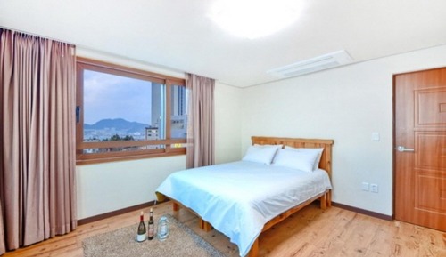 Room (Room 702)