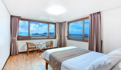 Room (No 403)