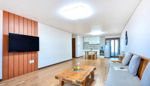 Room (Room 303)