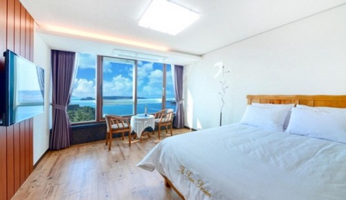Room (Room 603)