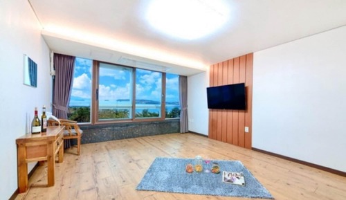 Room (Room 302)