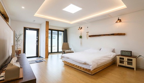 Room (Room 1)
