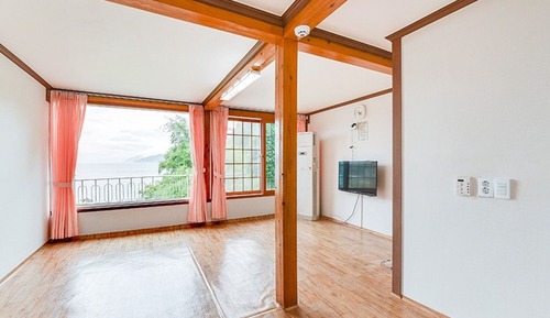 Room (Pine tree)