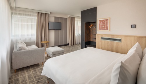 Premium Suite, 1 King Bed, Accessible, Club Lounge Access (Living Area and Lounge Access)