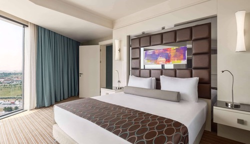 Suite, 1 King Bed, Non Smoking, Corner
