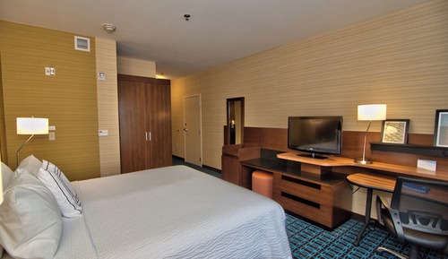 Room, 1 King Bed (Mobility/Hearing Access, Roll-In Shwr)