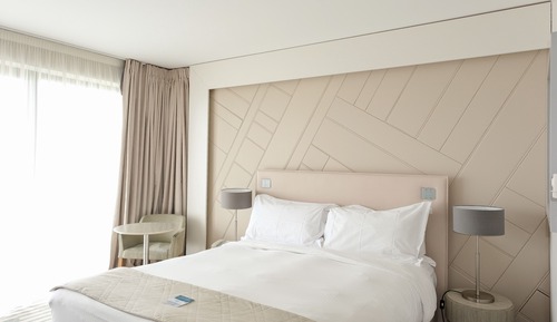 Chambre Supérieure avec lits jumeaux, balcon, vue partielle sur la mer