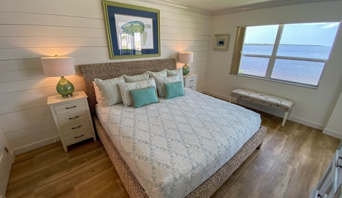 Luxury Condo, 2 Bedrooms, 2 Bathrooms (waterfront)