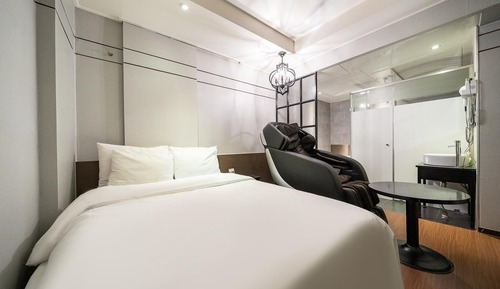 Room (Massage room (Netflix available))