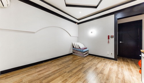 Room (Semi-private room (Netflix available )
