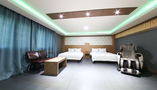 Room (VIP Twin (high-spec PC in all rooms) )