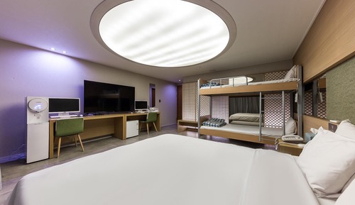 Room (Family room (double bad + 2 story bed)