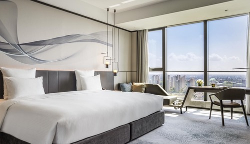 Deluxe Room, 1 King Bed, Lake View (Premium)