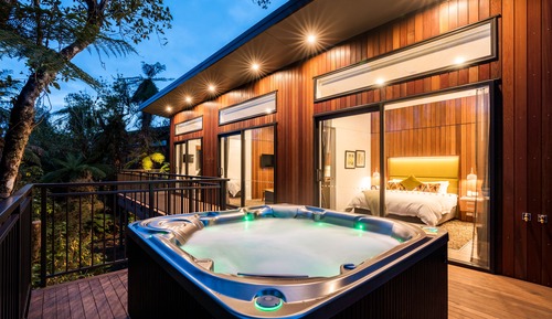 Deluxe One Bedroom Spa Tree House