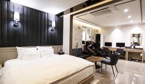 Room (Royal Suite (large king bed styler ma)
