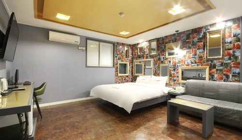 Room (Premium (Free use of Netflix Apple Di)