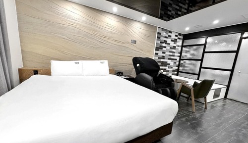 Room (Premium (for 2 people Netflix availab)