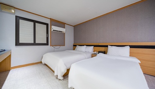 Room (Twin bed (Netflix available gaming co)
