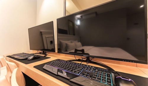 Room (Deluxe Couple PC (Netflix YouTube Tiv)