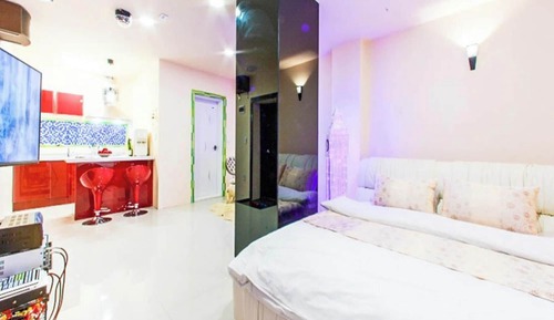 Room (Green Room (family group room karaoke)