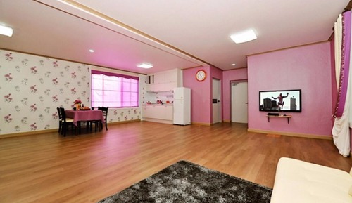 Room (Violet)