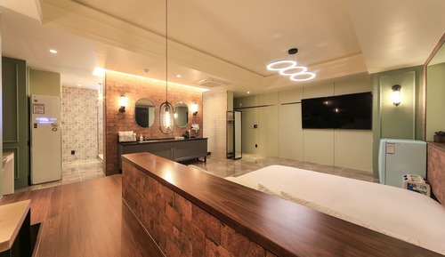 Room (VIP (available for watching OTT (Netf)