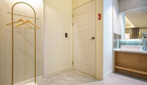 Room (Standard Twin (Queen and Single Style)